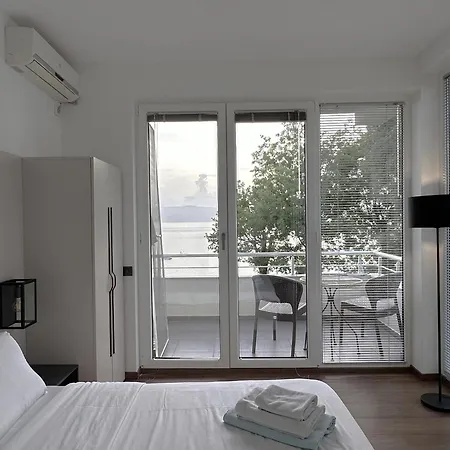 Golden Sunset Apartment *